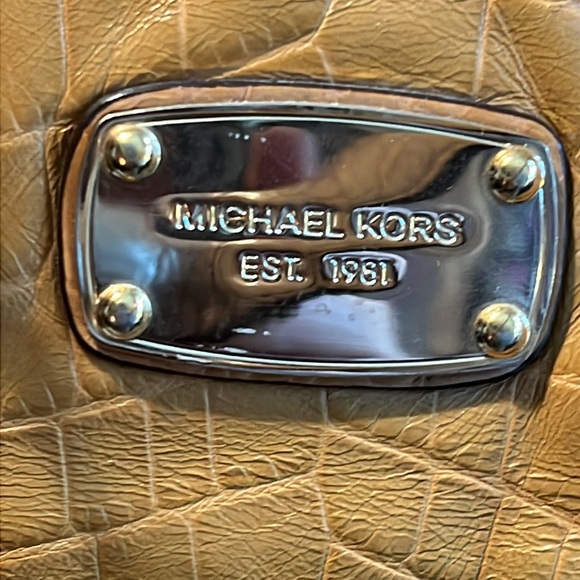 Gorgeous Leather Michael Kors Tote Bag - Picture 2 of 15